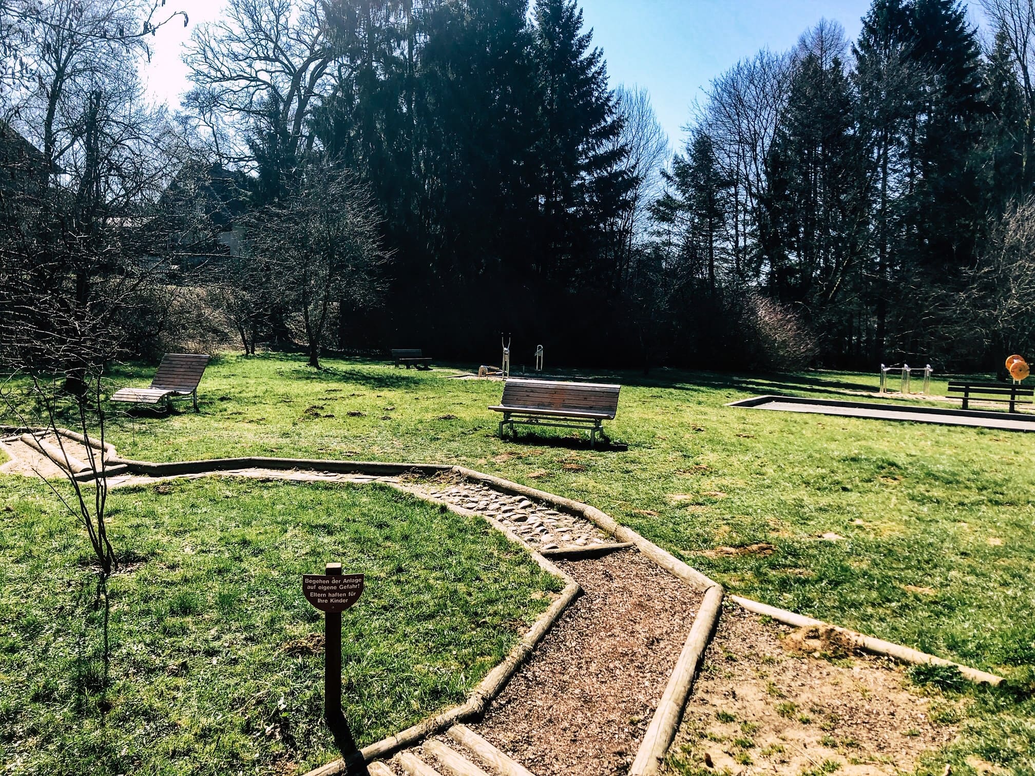 Mehrgenerationen-Spielplatz