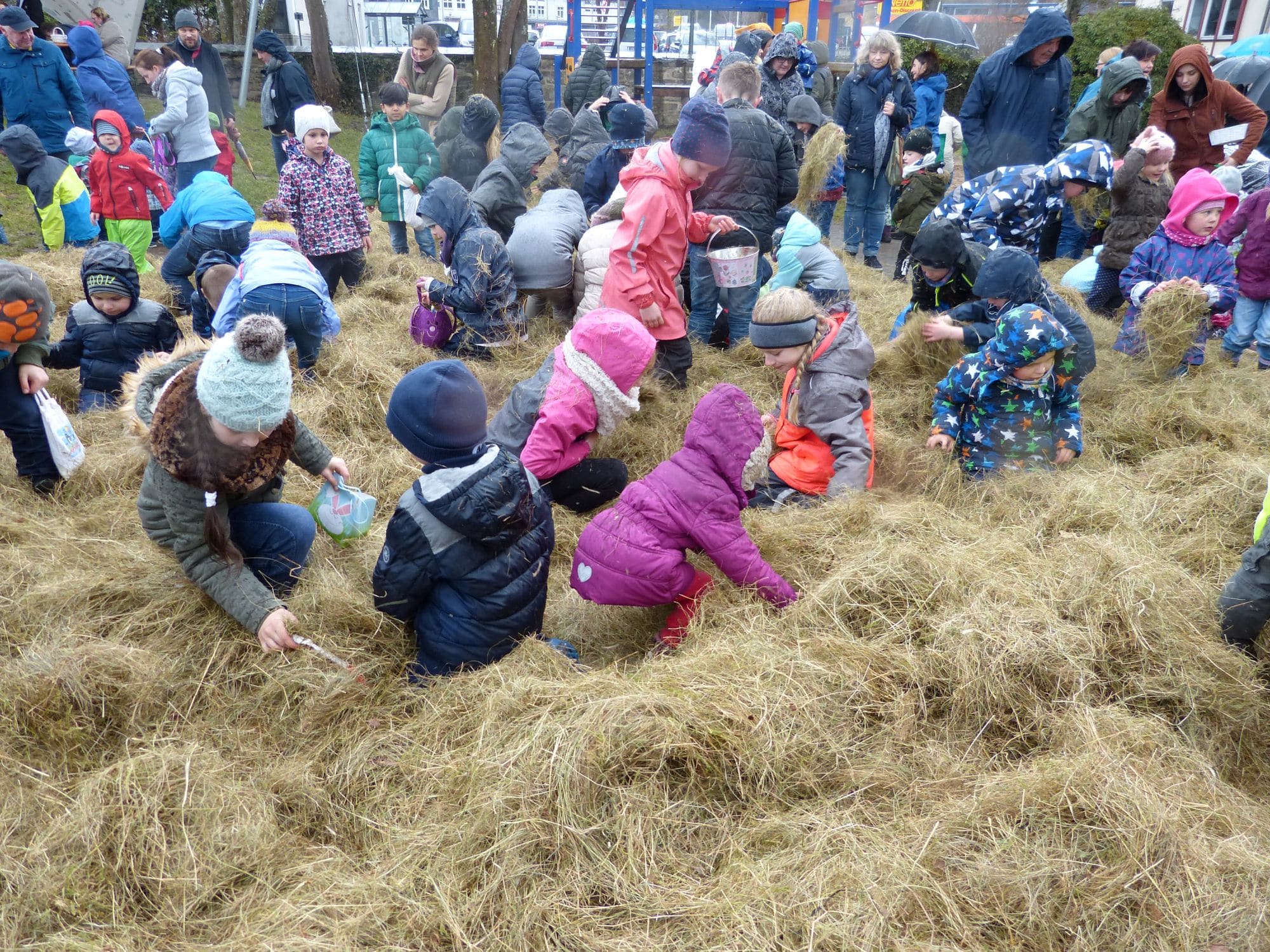 Titelbild für Ostereiersuche im Heuhaufen